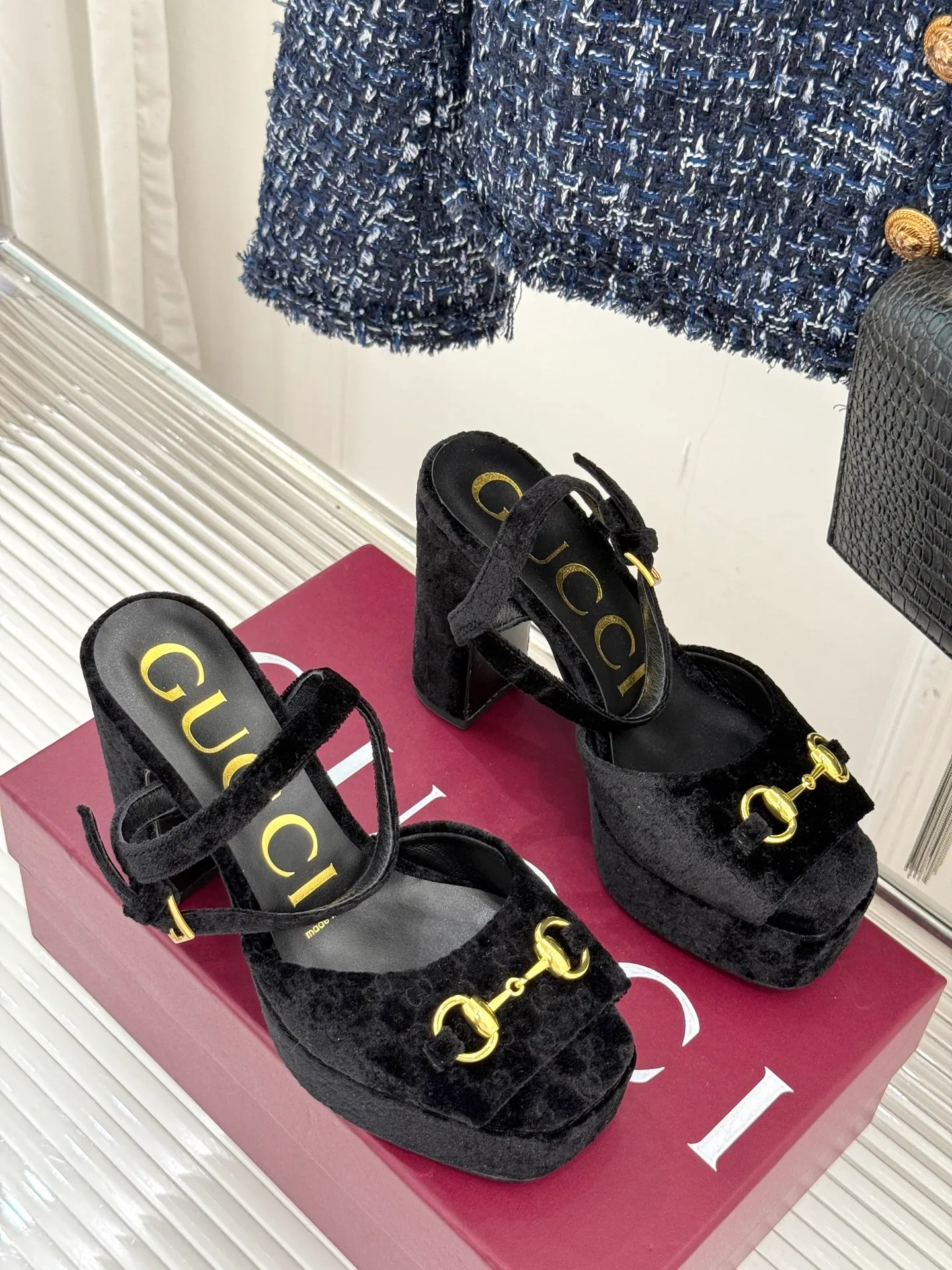 👟👟Ex-factory price 660👟👟 Gucci/Gucci classic horsebit pointed velvet square toe waterproof platform high-heeled sandals When the classic horsebit meets velvet texture, these sandals have become synonymous with elegance and individuality. The square toe design breaks the sharpness of the pointed toe and adds a bit of retro laziness. The delicate velvet upper feels luxurious and shows a high-end texture with the flow of light and shadow. Every step brings a gentle aura. The iconic metal horsebit embellishes the shoe body, instantly awakening brand recognition and cleverly blending retro style with modern fashion. The golden ratio of waterproof platforms and high heels not only lengthens the leg lines but also reduces walking pressure, allowing elegance without compromising comfort. Whether worn with a gorgeous dress to attend a dinner party or paired with retro jeans for a daily look, it can easily hold the spotlight and become the finishing touch in the look, highlighting unique taste and extraordinary style. The fabric is made of original customized velvet and the inner pads are all sheepskin. Heel height: 10.8 Water platform: 3.3 Italian imported genuine leather outsole size: 35-39 (40/41/42 customized)